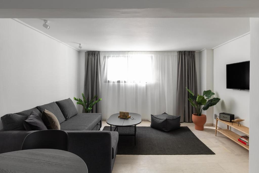 Elliot Neapoli, Athens - 2