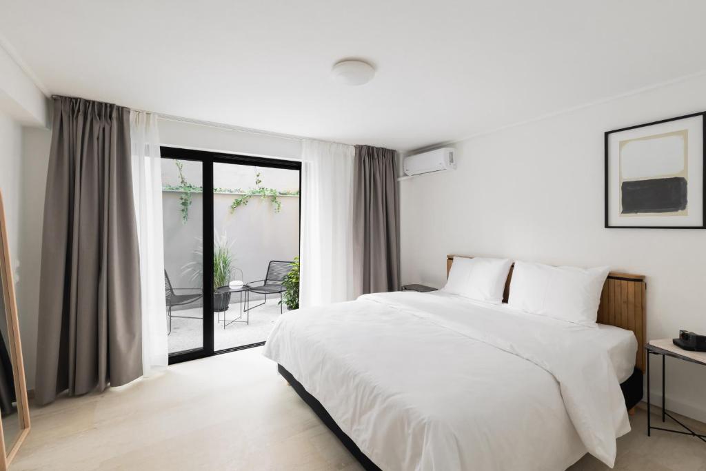 Elliot Neapoli, Athens - 3