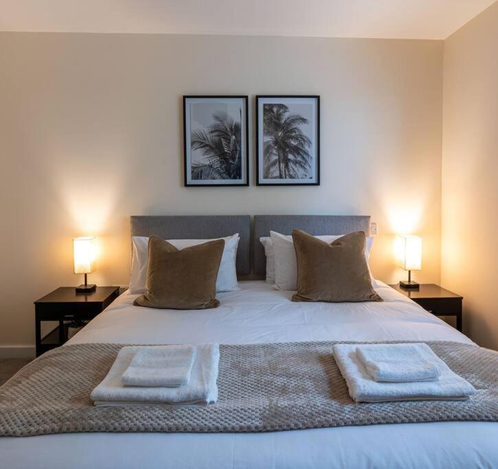 um quarto com uma cama com duas toalhas em Elms House, sleeps 5, free parking em Reading
