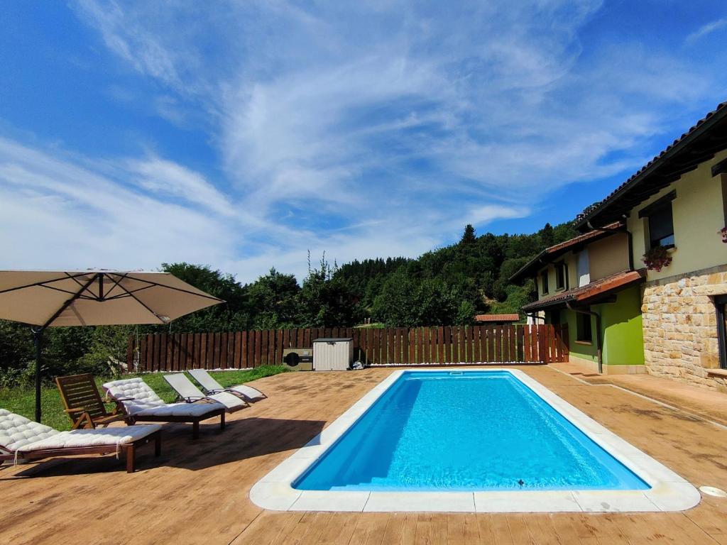 Bazén v ubytovaní Chalet con piscina climatizada en la naturaleza alebo v jeho blízkosti