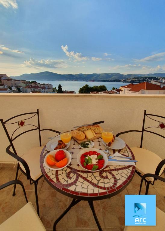 Penthouse Duplex Nina - Seaview 250m to Beach and Restaurants - Free Parking - Trogir and Ciovo - 15 minutes to airport