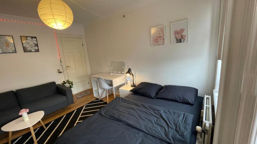 1 dormitorio con cama, sofá y mesa en City Centre en Copenhague
