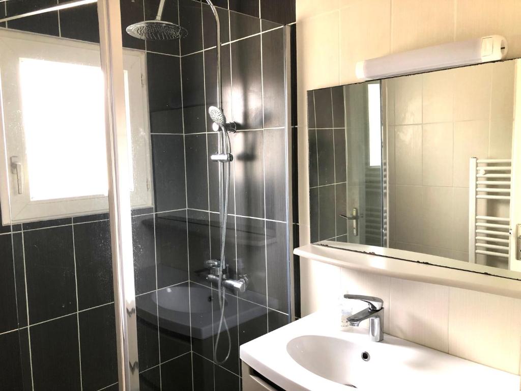 Kúpeľňa v ubytovaní SALINES - Maison entre ville et plages - K190