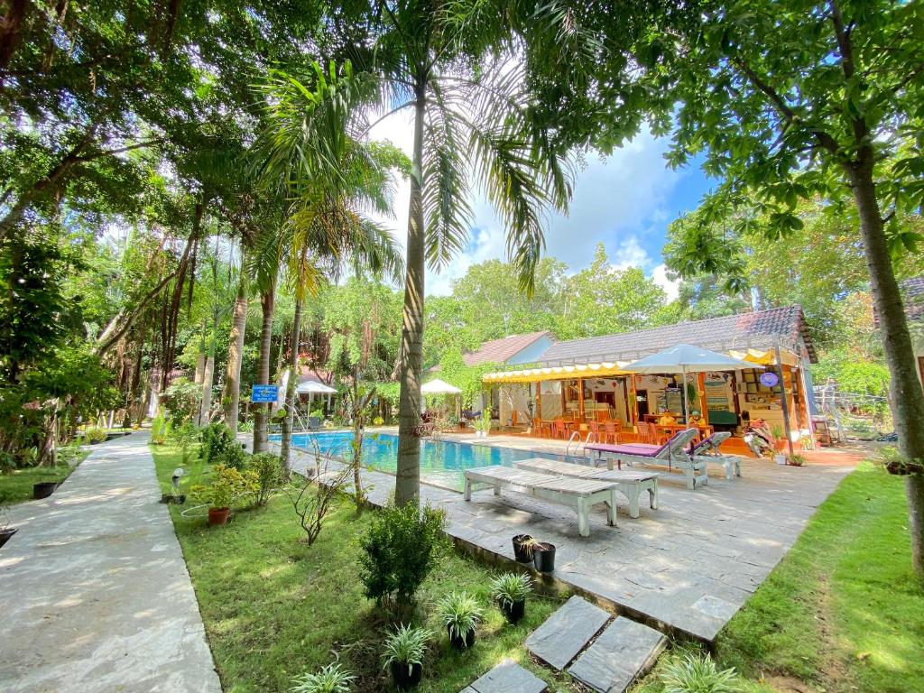 una imagen de una piscina en un complejo en Have Fun Phú Quốc en Phu Quoc