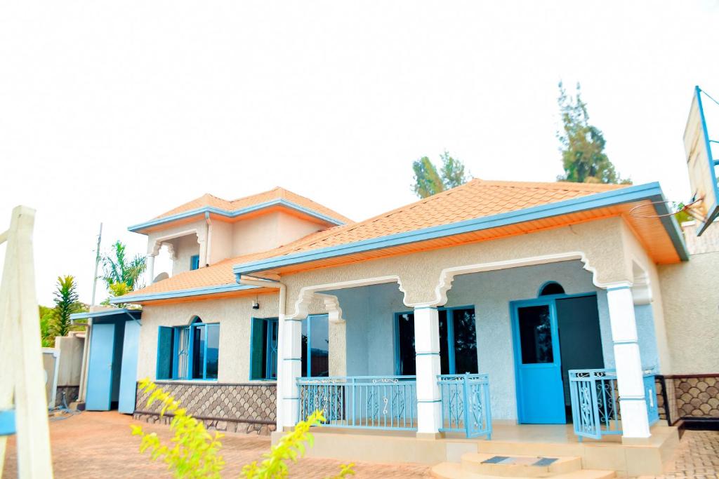 dom z niebiesko-białym w obiekcie Enchante Suites Kigali w mieście Kigali