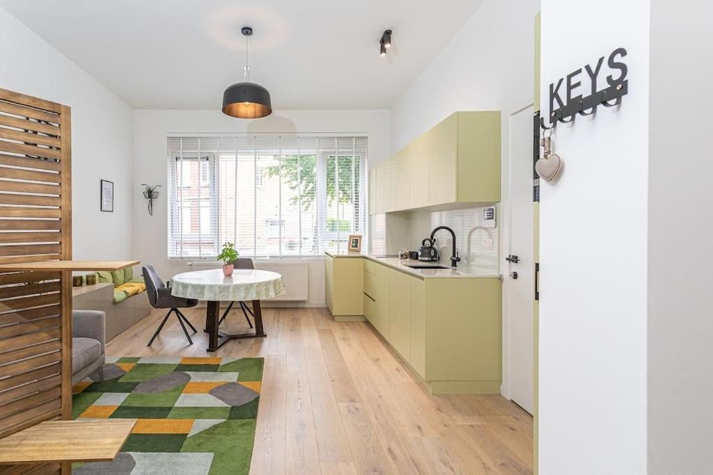 uma cozinha com uma mesa e uma sala de jantar em Beautiful studio em Antuérpia