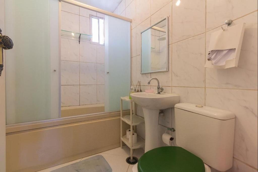 y baño con lavabo, aseo y ducha. en Acomodações Hamzo, en São Paulo