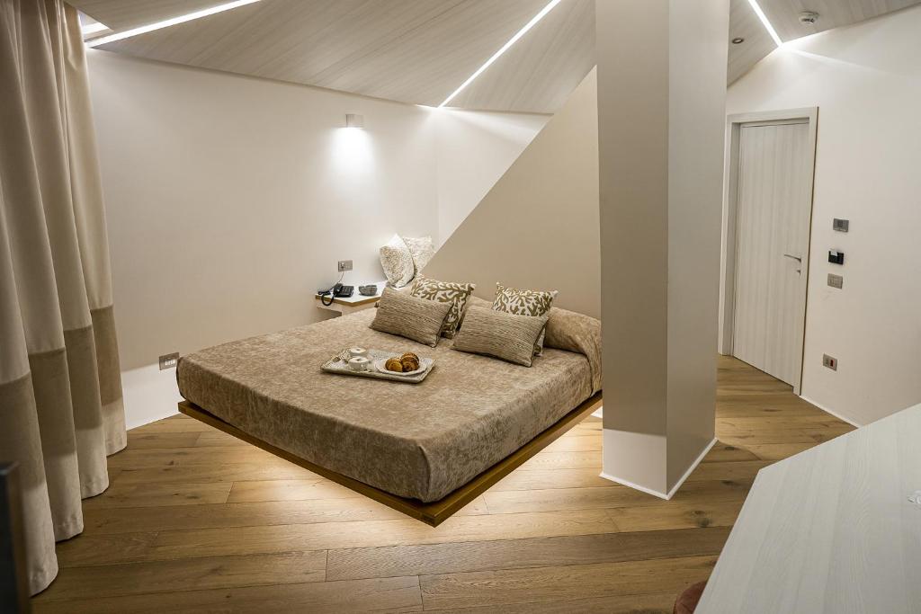 1 dormitorio con 1 cama en el centro de una habitación en Hotel Tiro a Volo, en Pozzuoli