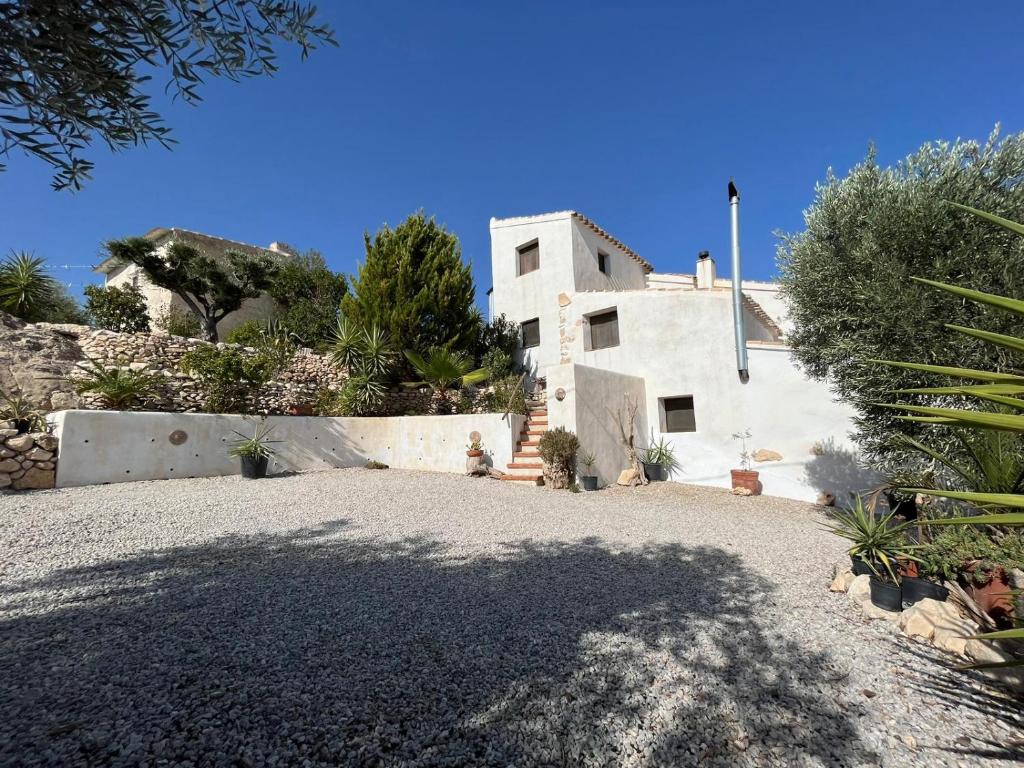 Maison blanche avec allée en gravier dans l'établissement Cortijo el Moro, à Vélez-Blanco