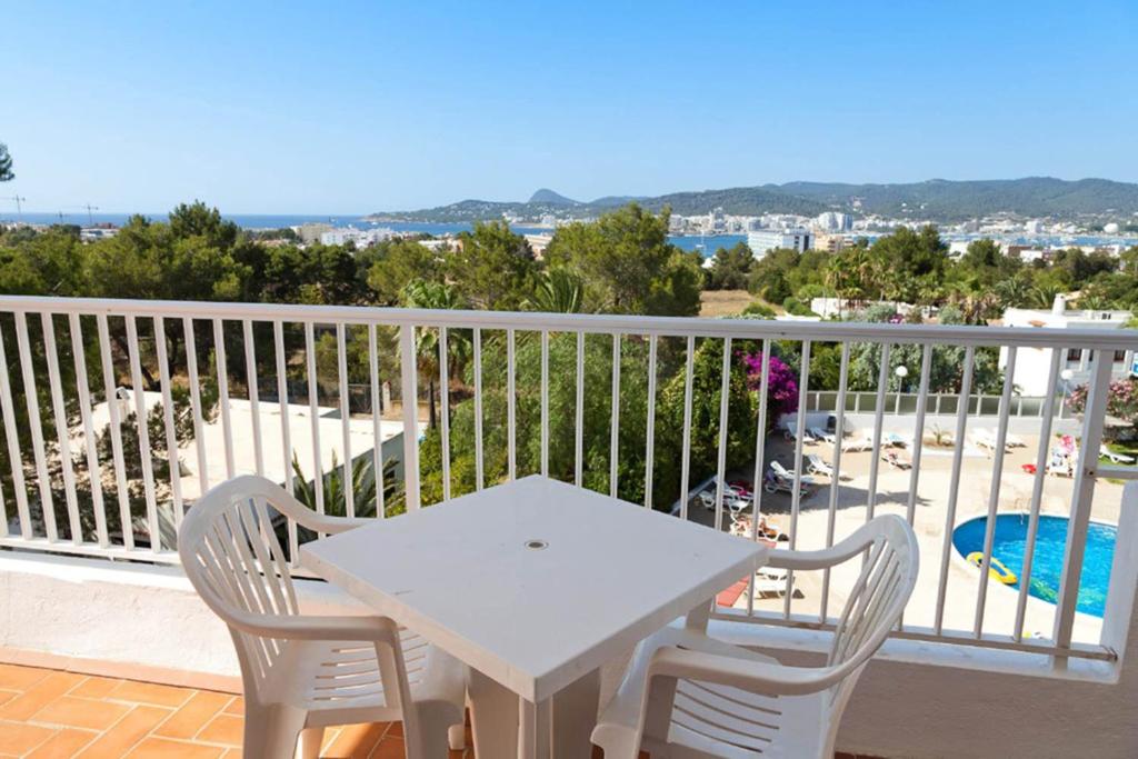 Hotel Apartamentos Vibra Monterrey, Bahia de Sant Antoni ...