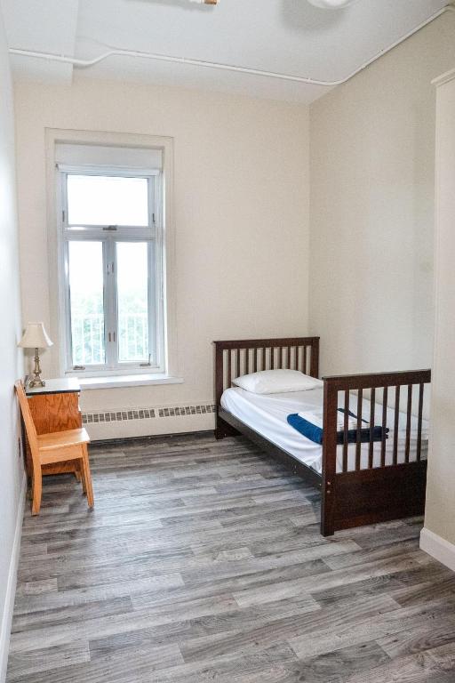 Postel nebo postele na pokoji v ubytování Auberge de Jeunesse des Balcons