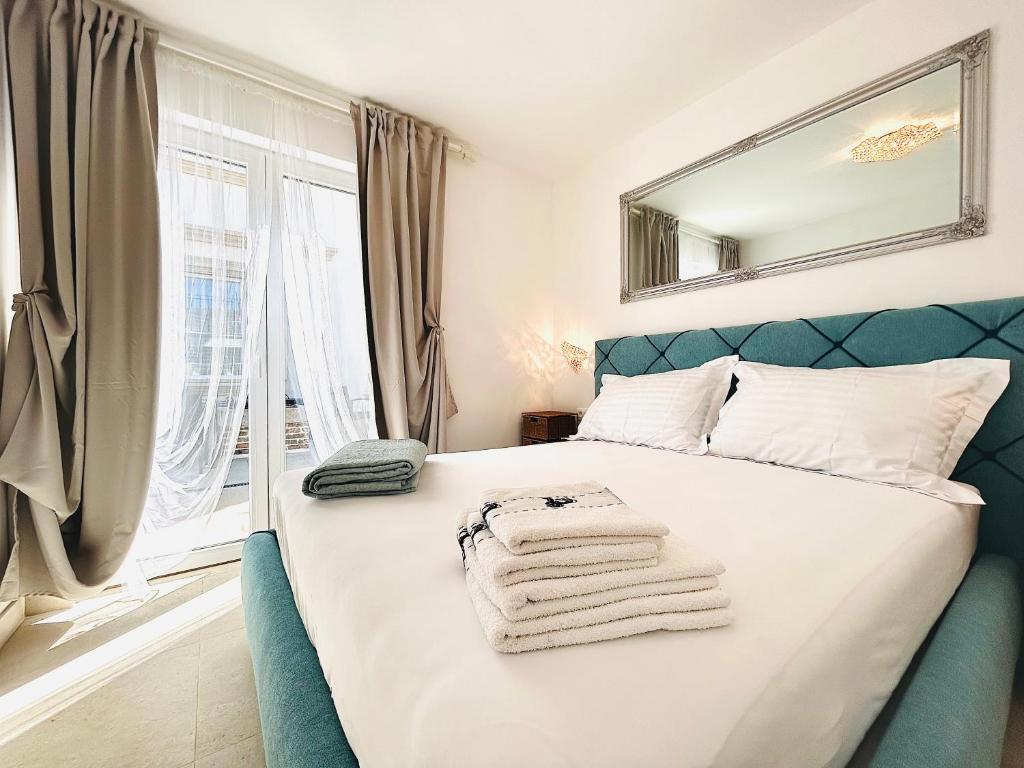 um quarto com uma cama com toalhas em VILLA GIANNI - room VENEZIA - 4 stars em Lovran