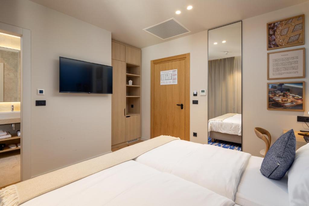 Postel nebo postele na pokoji v ubytování Emotheo Heritage Hotel