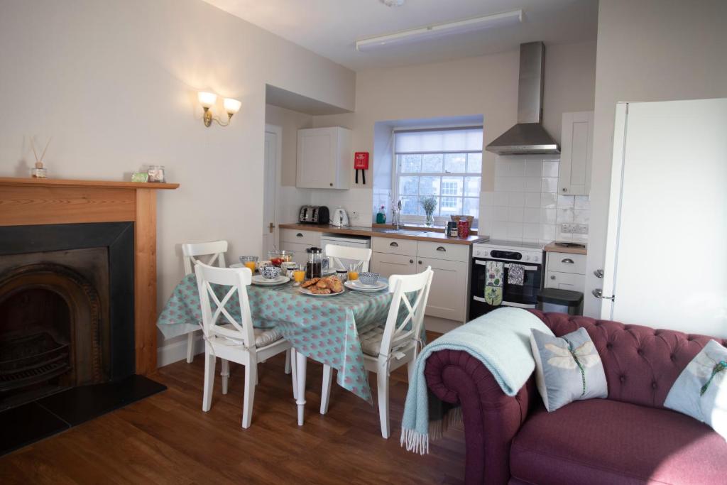 塞爾柯克的住宿－The Bothy at Bowhill，厨房配有桌椅和沙发。