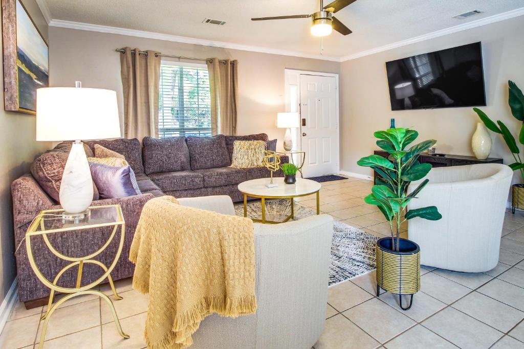 Soothing Savannah Townhome with Patio!, Savannah (updated prices 2024)