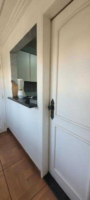 Cantinho do SOSSEGO, a 2 km da praia de Itapuã, no centro da cidade, wifi, ideal para CASAL - Familiesuite