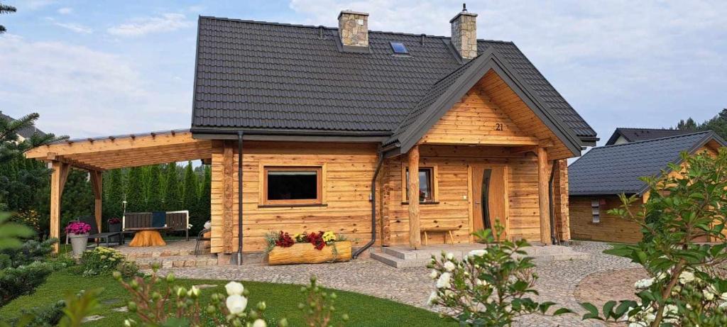 a small wooden cabin with a roof at Dom z bala w sercu Podlasia in Białystok