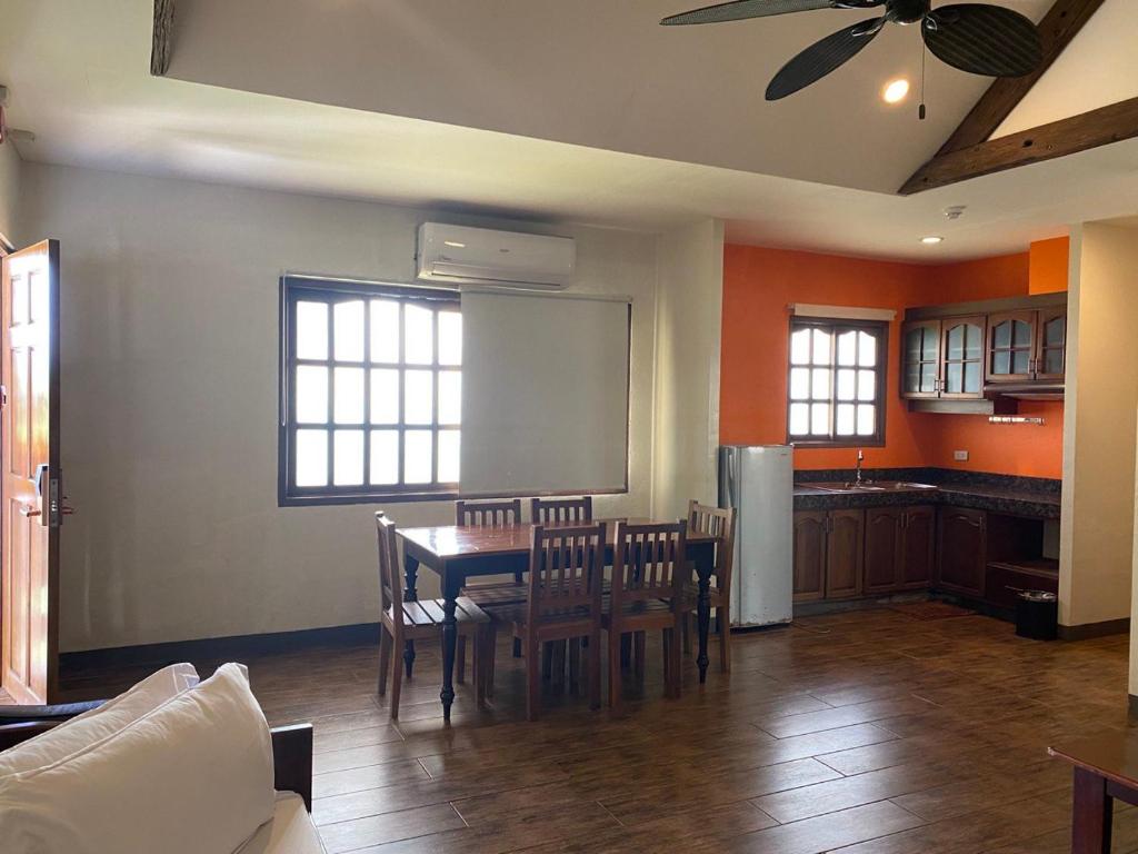 eine Küche und ein Esszimmer mit einem Tisch und Stühlen in der Unterkunft El Puerto Marina Beach Resort & Vacation Club in Lingayen