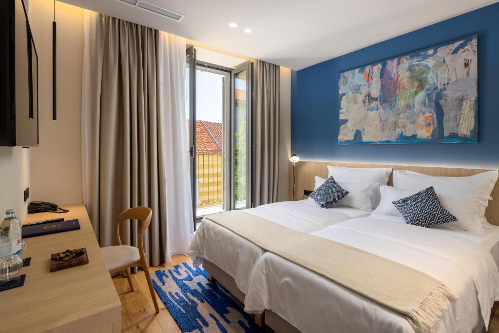 Postel nebo postele na pokoji v ubytování Emotheo Heritage Hotel