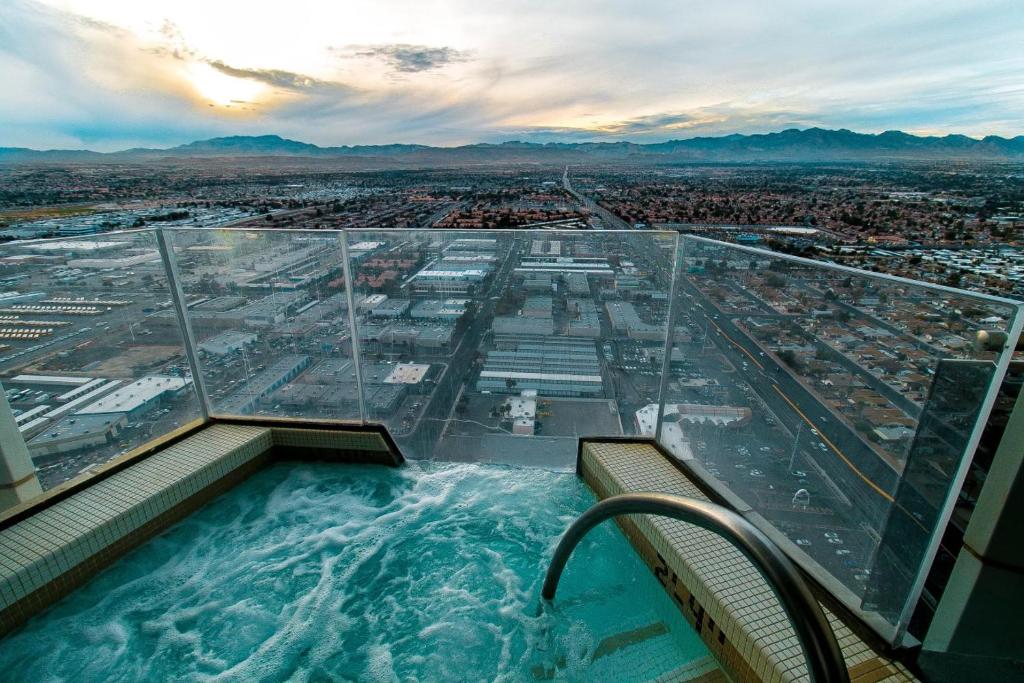 bañera de hidromasaje en la parte superior de un edificio en Intimo Palms Place Penthouse en Las Vegas