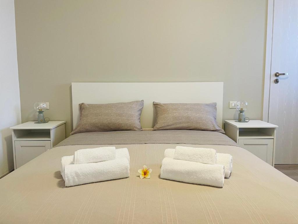 1 dormitorio con 1 cama con 2 almohadas y 2 toallas en Emi Relax B&B, en Castelmauro
