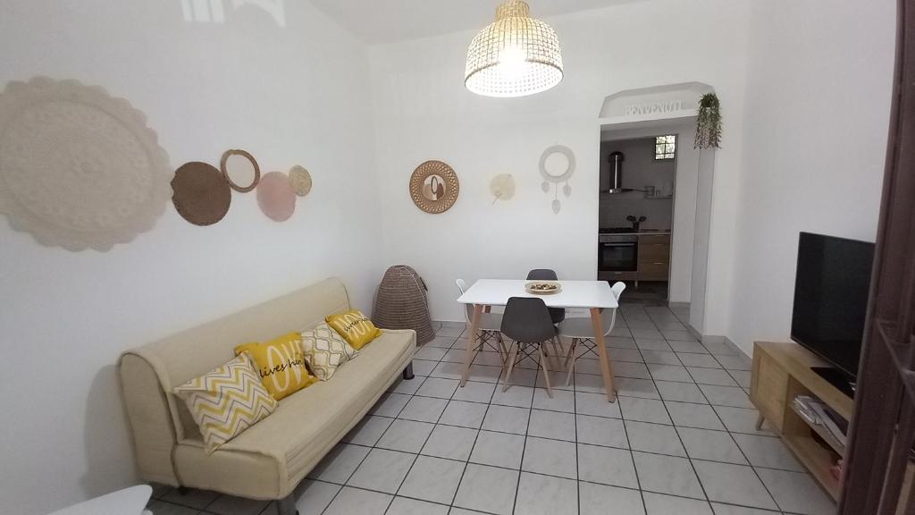 sala de estar con sofá y mesa en Sophi's house, en Palermo