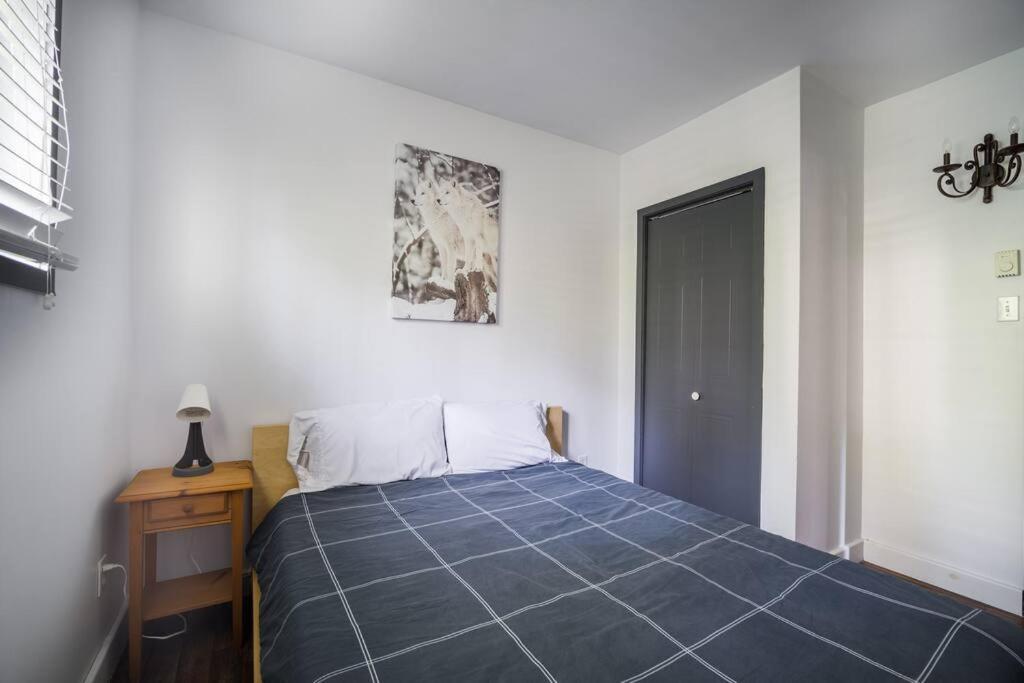 Postel nebo postele na pokoji v ubytování Le rocher - St-Adolphe