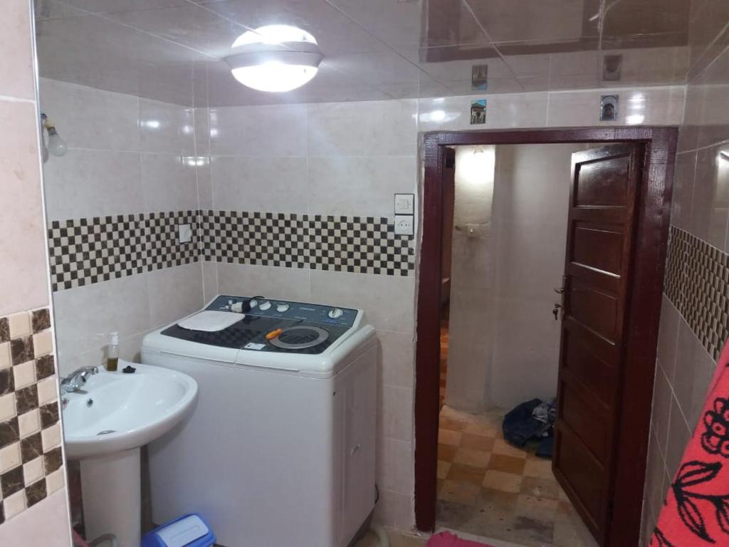 uma pequena casa de banho com um fogão e um lavatório em Dar zerhane em Fez