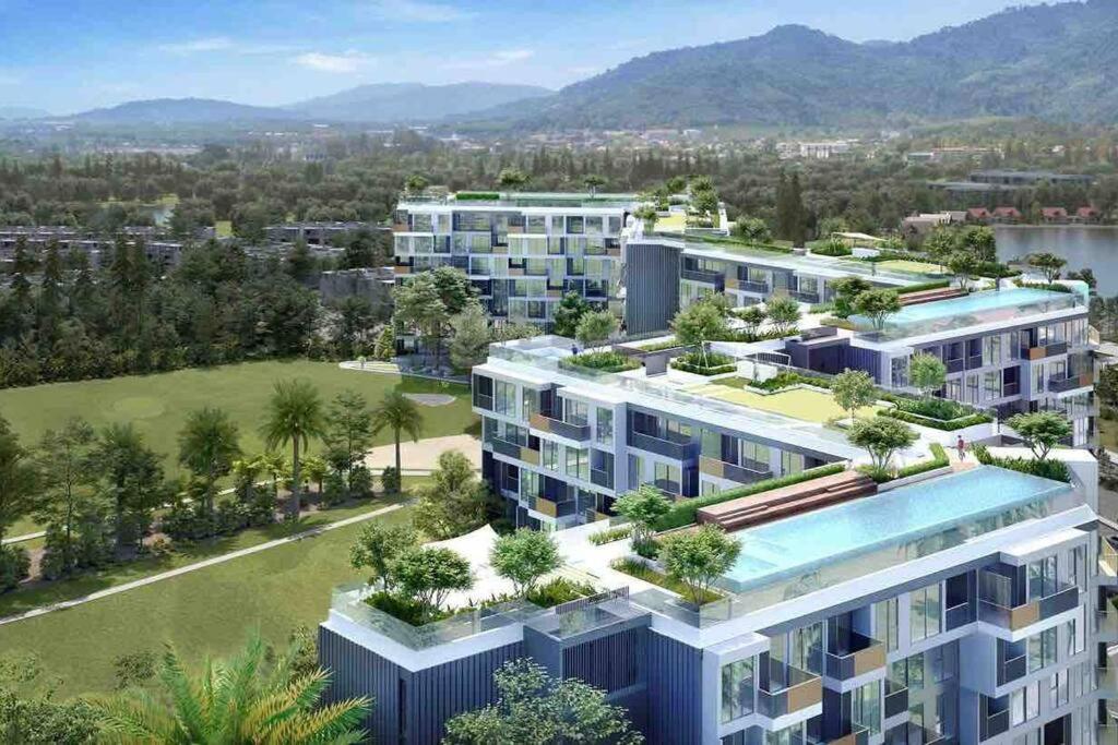 uma imagem de um edifício de apartamentos com piscina em 2 br Laguna, SkyPark, Bang Tao em Thalang