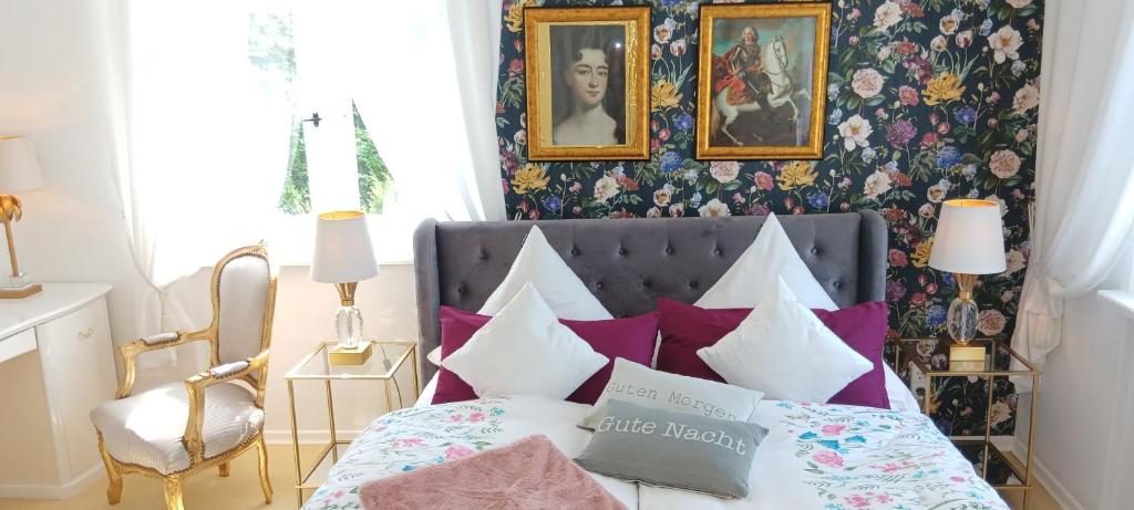 um quarto com uma cama com almofadas roxas e brancas em VILLA FREIA Dresden - Exklusive Ferienwohnung zum Erholen & Entspannen em Dresden