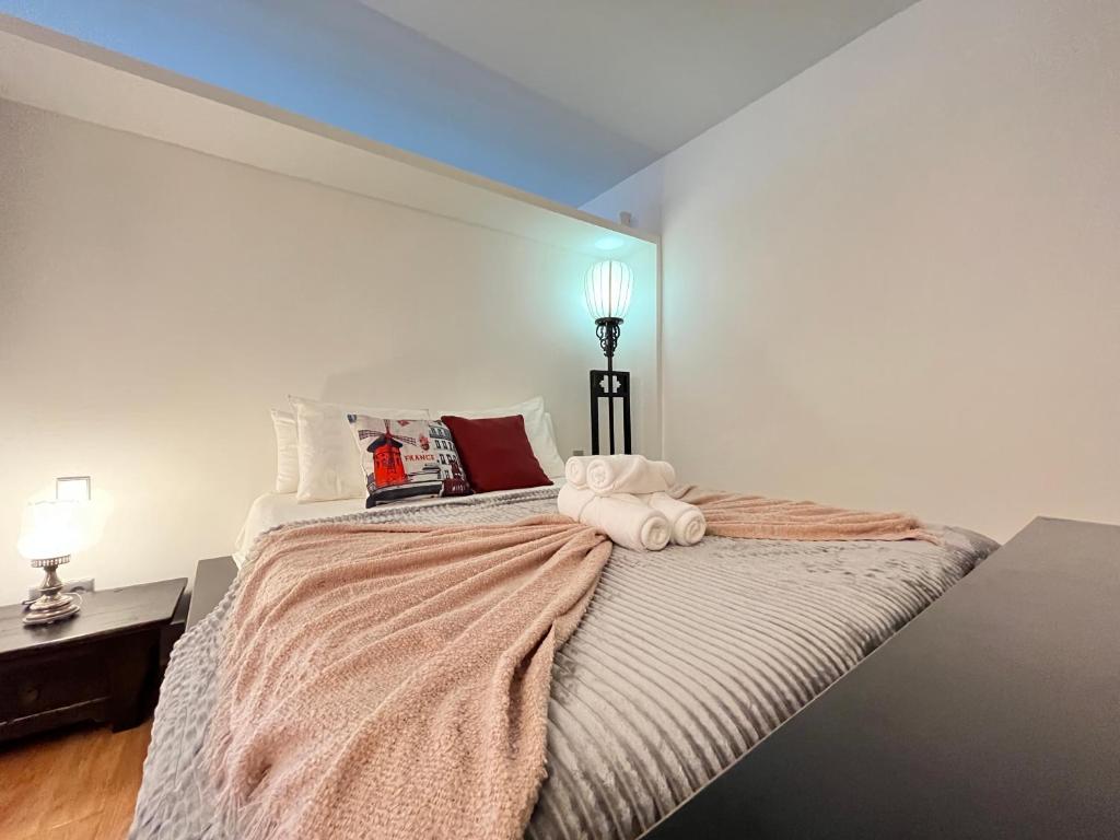 ein Schlafzimmer mit einem Bett mit zwei Kissen darauf in der Unterkunft Exclusivo Piso Madrid Mendizabal in Madrid
