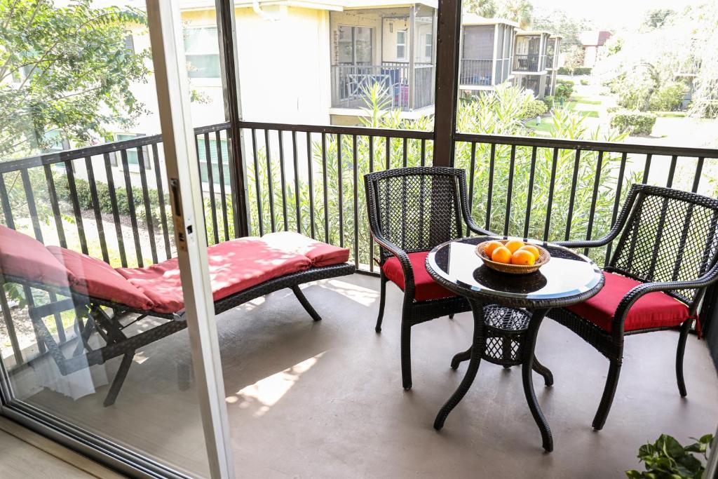 Balkón nebo terasa v ubytování Sunnyside Palms - 2BR, Poolside, 5 min to Beach