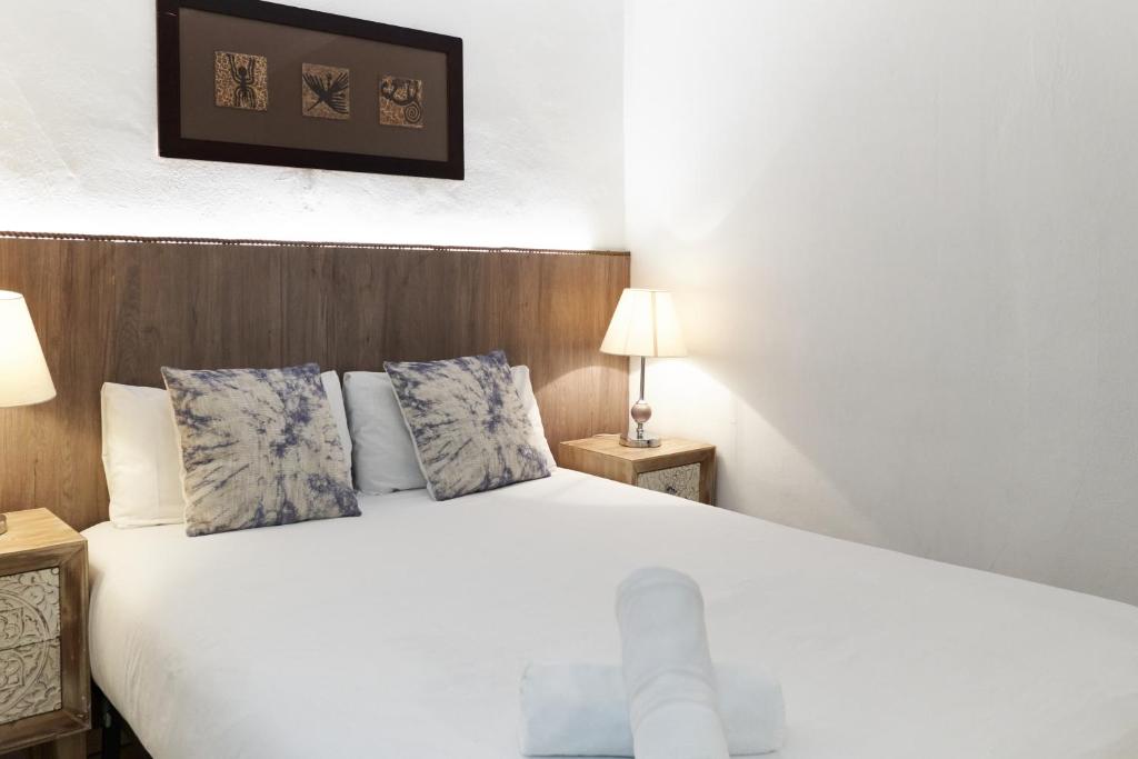Postel nebo postele na pokoji v ubytování HA Diputació terrace apartment