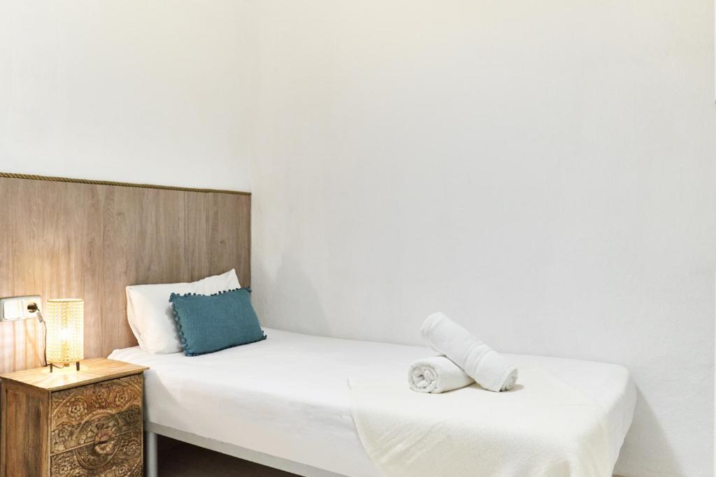 Postel nebo postele na pokoji v ubytování HA Diputació terrace apartment