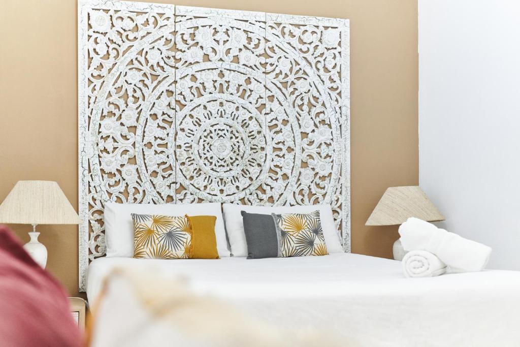 Postel nebo postele na pokoji v ubytování HA Diputació terrace apartment
