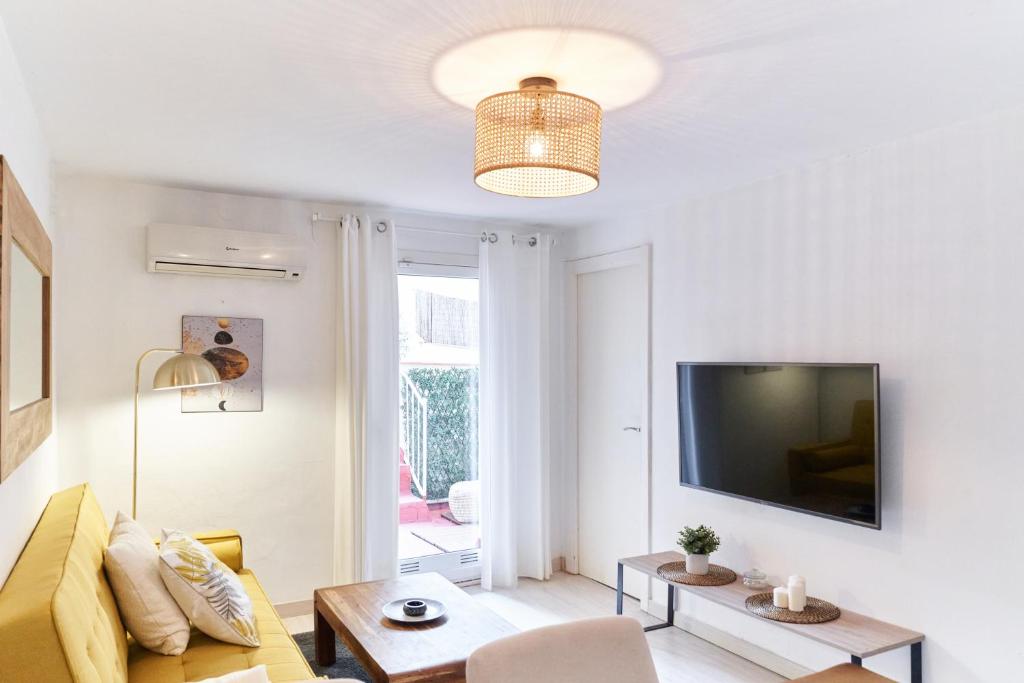 TV a/nebo společenská místnost v ubytování HA Diputació terrace apartment