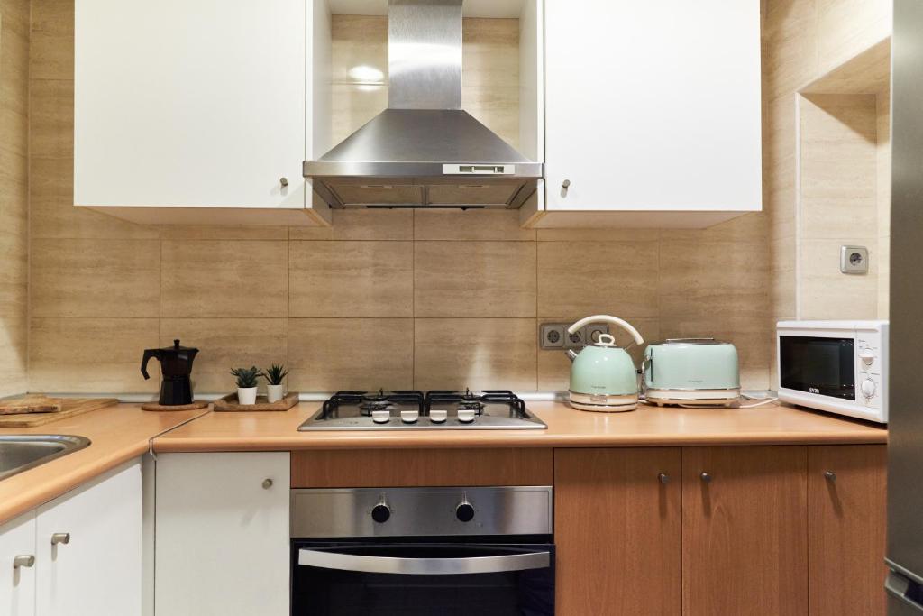 Kuchyň nebo kuchyňský kout v ubytování HA Diputació terrace apartment