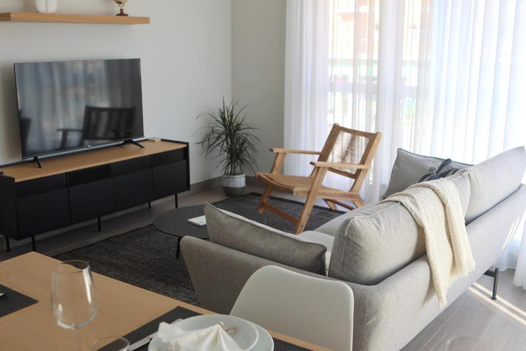 sala de estar con sofá y TV en Apartments in Vimianzo, The Heart of Costa da Morte, en A Coruña