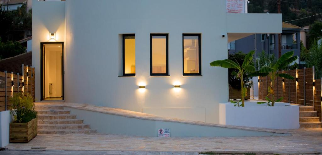 Una casa blanca con luces en el costado. en 5th Continent en Nikiana