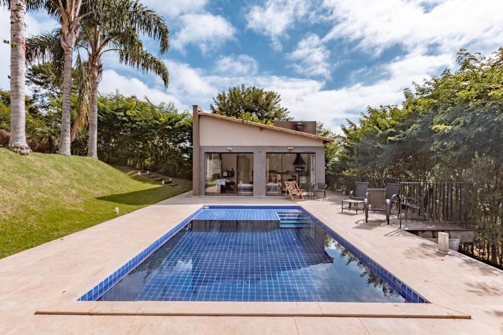 Majoituspaikassa Juiz de Fora, casa linda com piscina, sauna e lareira tai sen lähellä sijaitseva uima-allas