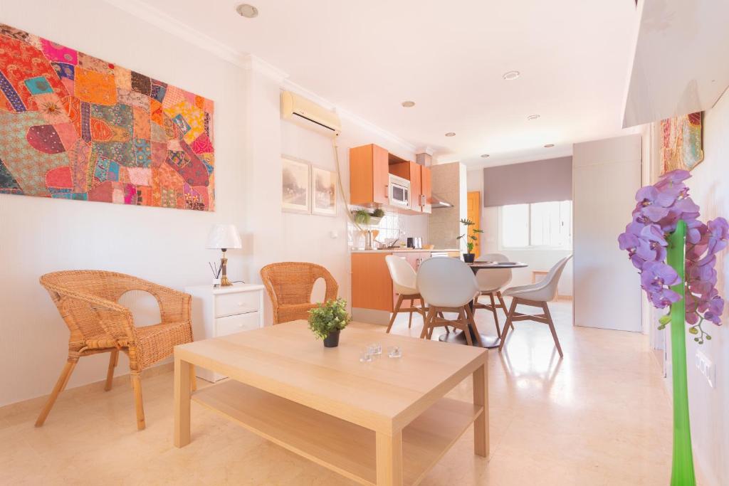 sala de estar con mesa y sillas y cocina en Piso Velero Cerca a la Playa Sanlucar de Barrameda, en Sanlúcar de Barrameda