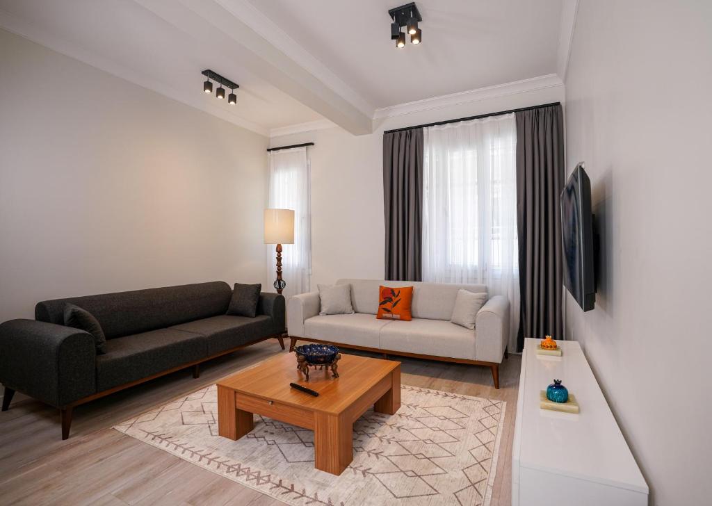 - un salon avec un canapé et une table basse dans l'établissement Merkuri Apart, à Istanbul