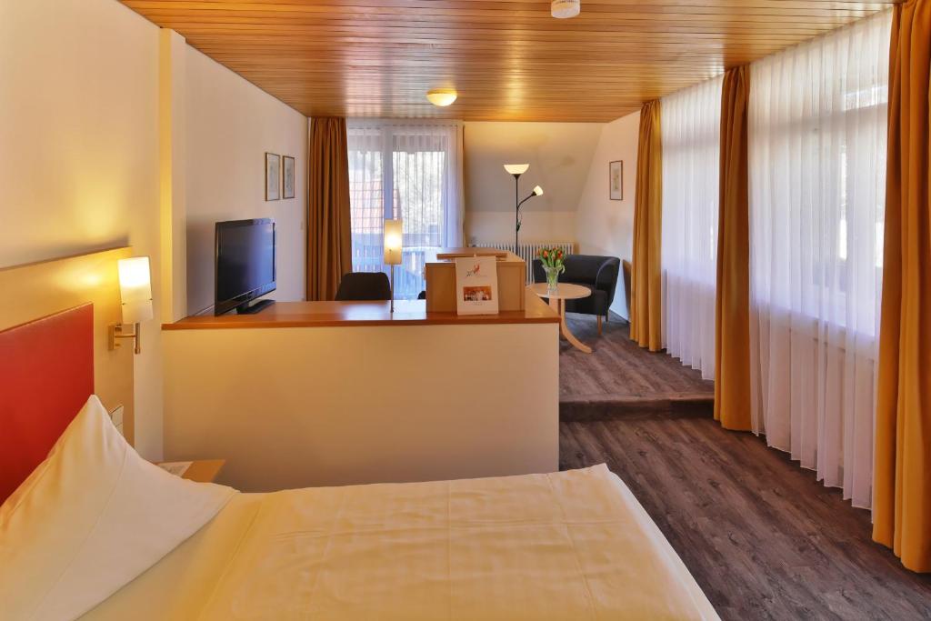 Postel nebo postele na pokoji v ubytování Hotel Hirschen