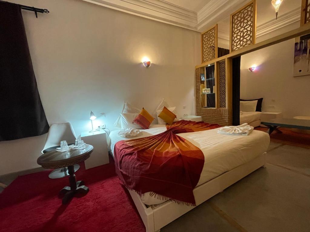 Postel nebo postele na pokoji v ubytování Riad Samarine