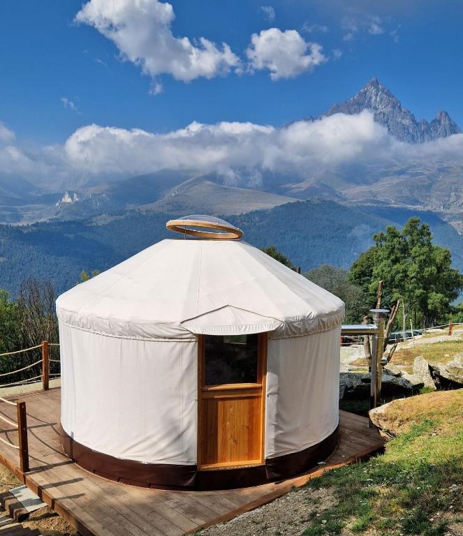 Nespecifikovaný výhled na hory nebo výhled na hory při pohledu z luxury tent