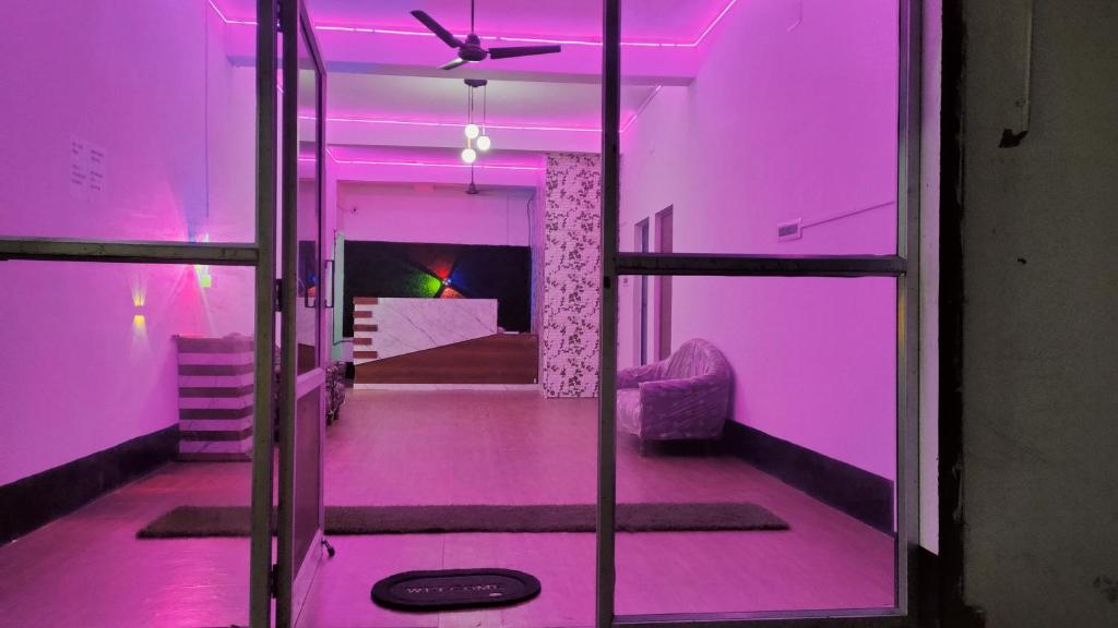 Postel nebo postele na pokoji v ubytování Hotel The Aparna Residency
