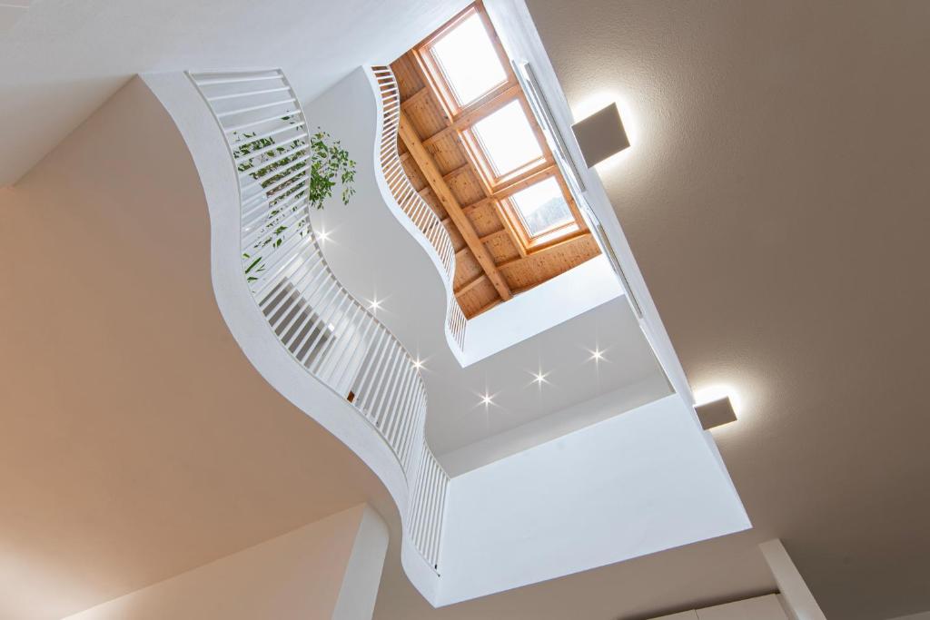 una escalera de caracol en una casa con ventana en cavaedium guest house en Arona
