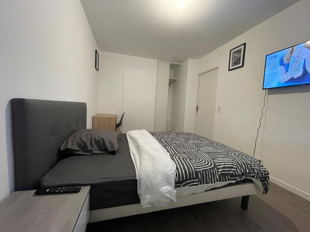 Ένα ή περισσότερα κρεβάτια σε δωμάτιο στο Chambre cosy dans appartement neuf tout équipé