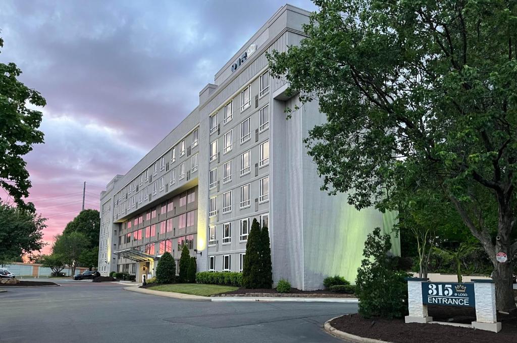 un gran edificio blanco con un cartel delante en 315 LoSo Hotel Airport, en Charlotte