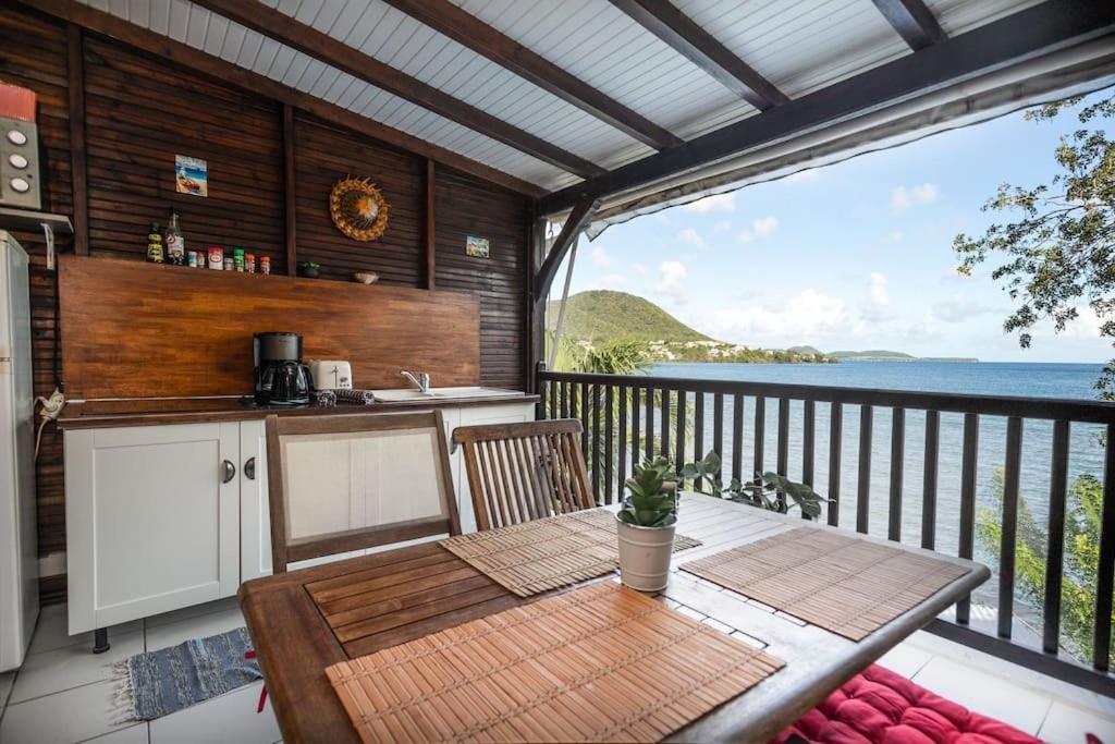 サント・リュスにあるAlizéのキッチン、海の景色を望むテーブルが備わります。